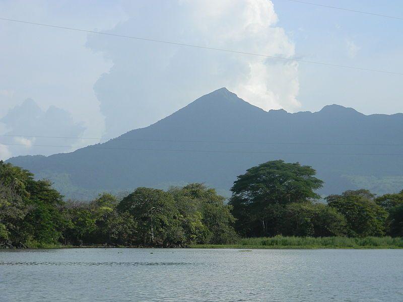 Volcán Mombacho desde el lago de NIcaragua