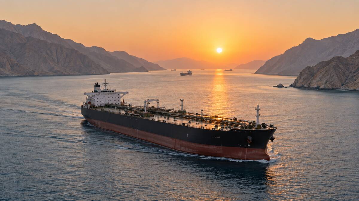 Petrolero navegando por el estrecho de Ormuz al amanecer